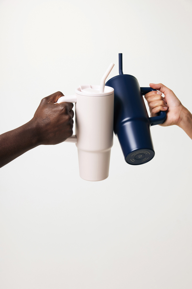 Embrace Deluxe Becher aus RCS recyceltem Edelstahl 900ml